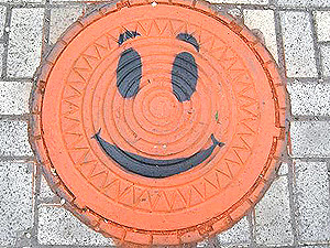 В центре Донецка крышки люков улыбаются и 