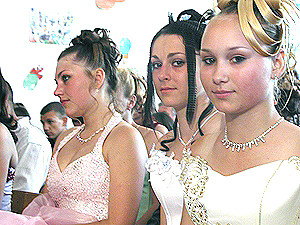 Граффити и букет живых бабочек: самые оригинальные способы поздравить любимого учителя на выпускной