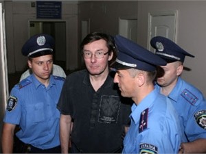 Юрий Луценко останется сидеть в СИЗО