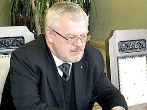 Во Львове завели уголовное дело из-за венка, отобранного у российского консула