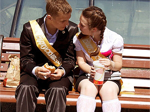 Выпуск-2011: кто-то дарит учителям 101 розу, а кто-то ненавидит Киев