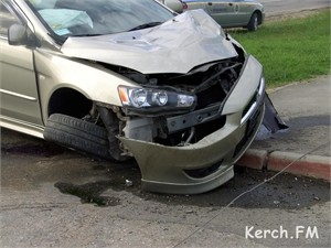 В Керчи Mitsubishi вынесло на столб – опора сложилась пополам