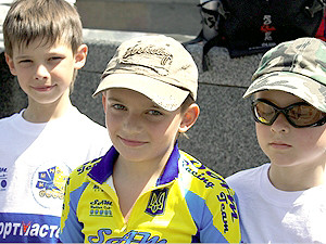 Как будущие чемпионы мира Киев покоряли: по Крещатику проехались малыши на роликах