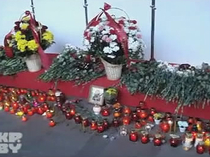 Люди несут цветы к месту теракта в Минске