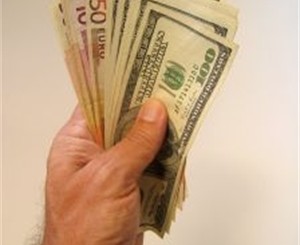 В Крыму директор за несколько торговых мест получил 48 тысяч долларов 