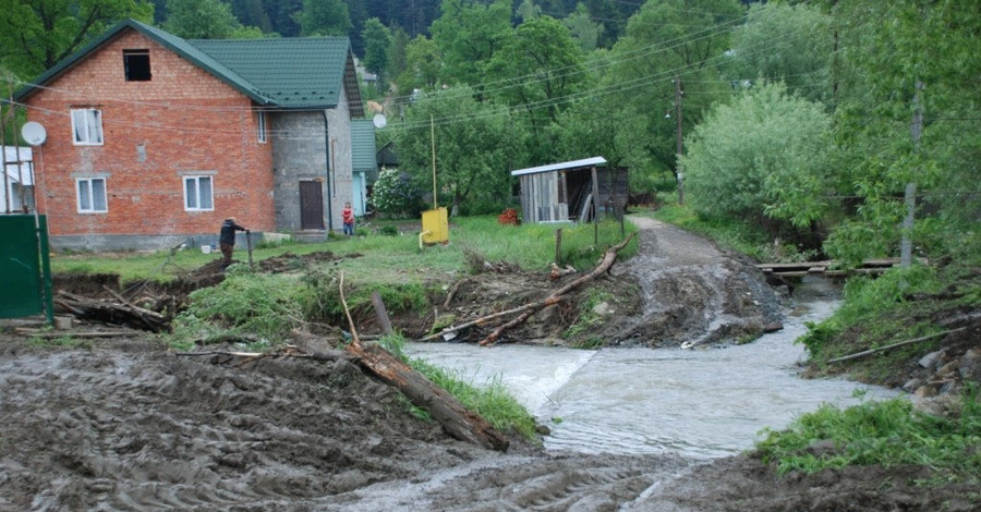 Жители села Завидче после разрушительной грозы живут буквально под открытым небом