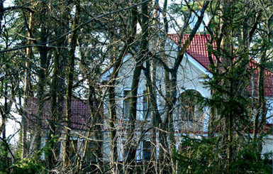 Вице-спикер Мартынюк снимает роскошный особняк по цене 