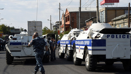 В Ереване захватили полицейский участов