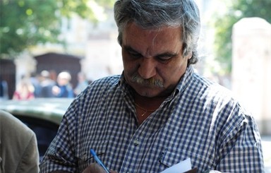 Писатель Виктор Шкляр пообещал курить до отставки Дмитрия Табачника