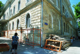 Фасады вновь «одевают» в леса