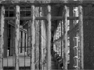 Сотрудник керченской колонии передал зеку наркотики