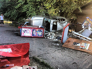 Джип кубарем прокатился по прохожим и снес киоск