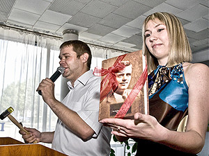 Свинку Алеши продали за 300 гривен, а куклу Ольги Сумской - за 1250