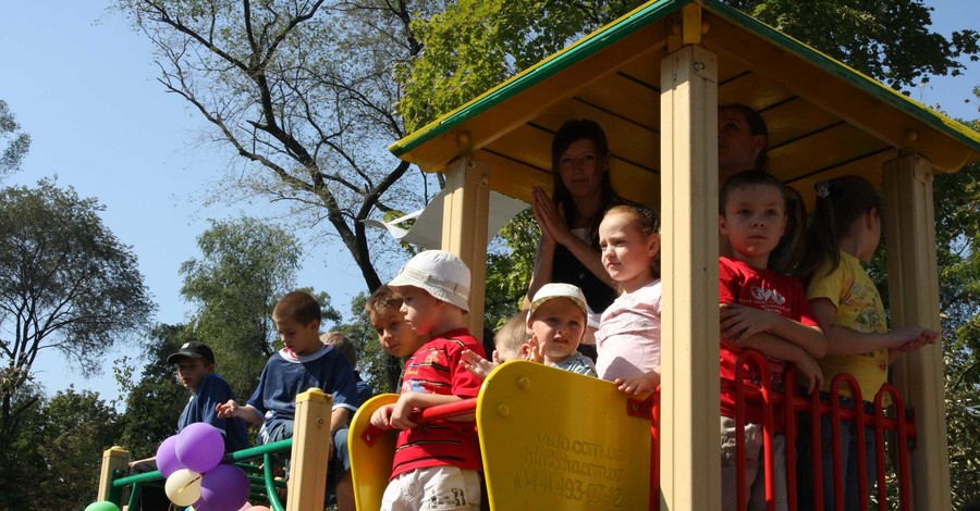 Чтоб не слонялся ребенок без дела, в лагерь при школе отправь его смело!