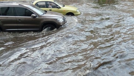 Центр Днепра утонул в ливнях 