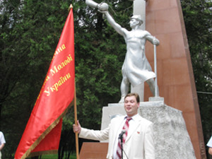 Крымским комсомольцам вручили новое знамя