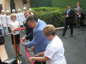 Президент Украины подарил ялтинскому роддому новый аппарат и пообещал по 5 миллионов каждый год