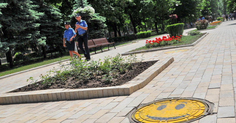 Горожанам улыбнулись…люки