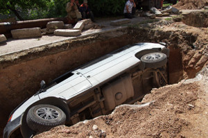 В Севастополе автобус с людьми провалился в котлован 