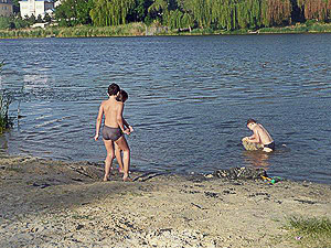 В Донецке пляжи завалены окурками, битым стеклом и рваными трусами. А народ все равно купается