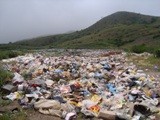 Под Алуштой недалеко от моря нашли свалку с мусором