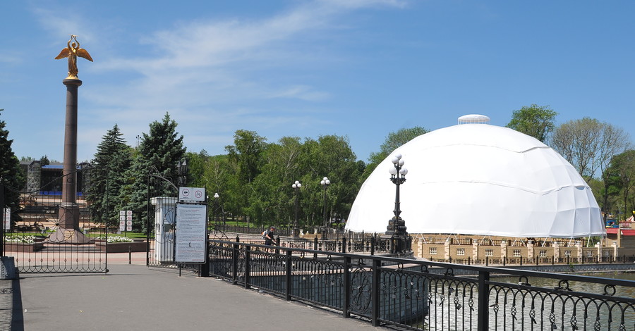 «Клетку» накрыли куполом