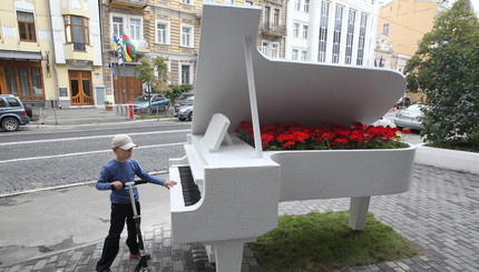 В центре Киева появился белый рояль из мозайки