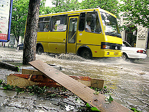 Главному ЖКХшнику Симферополя градом побило машину