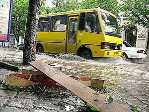 Главному ЖКХшнику Симферополя градом побило машину