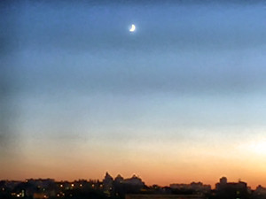 Столичные блогеры запечатлели демоническую луну над Киевом