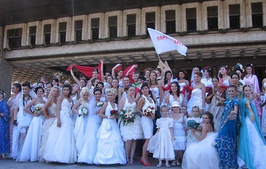 По городу маршировало 50 невест в кимоно и вышиванках