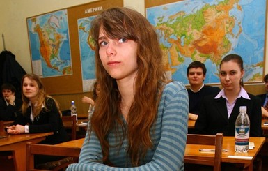 На независимом тестировании два абитуриента попались с мобилками, а один – со шпаргалкой