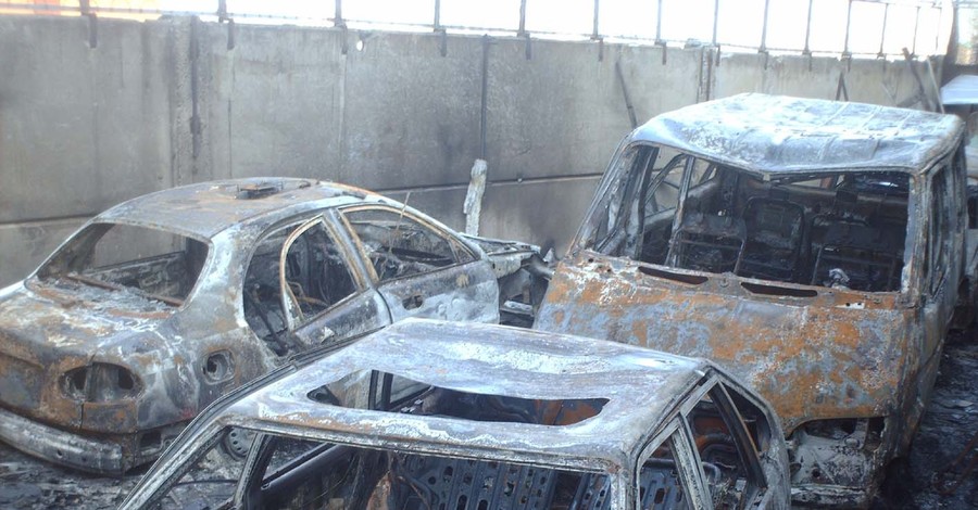 В Мариуполе из-за замыкания высоковольтной линии электропередач сгорело авто