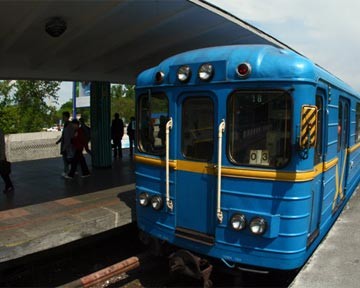 В Киеве пассажир упал под поезд метро и выжил