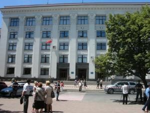 В здании Луганской облгосадминистрации ищут бомбу