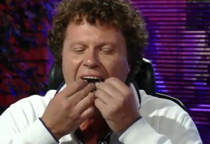 Российский бизнесмен съел свой галстук в прямом эфире
