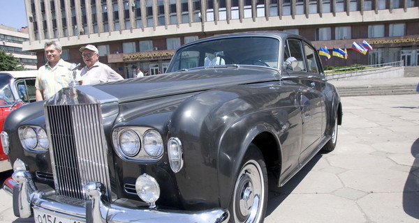 Горожанам показали авто королевского двора и «хиппи-мобили»