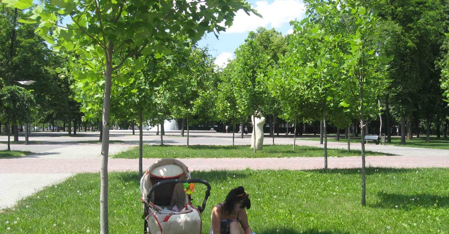 Жарче всего - на площади Ленина, прохладнее - в сквере у фонтана