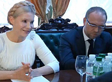 БЮТовец Власенко 4 часа отстоял в очереди за iPad 2 для Тимошенко
