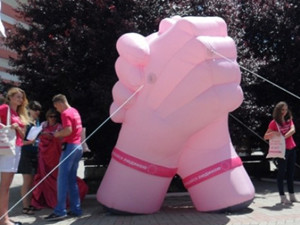 Площадь Симферополя украсили надувные руки