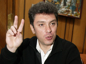 На автомобиль Немцова обрушили унитаз