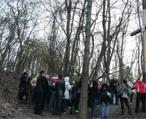 Троица по-киевски: Неизвестные вандалы срезали крест