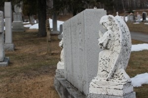 На Херсонщине пенсионерка украла с могилы статуэтки ангелов 
