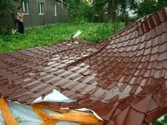 В Запорожской области пронесся ураган: ветром сорвало более 50 крыш и обесточило весь поселок