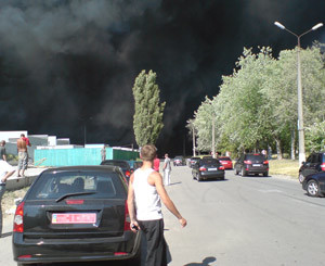 Мегапожар в Броварах: Спасаясь от огня, люди в панике прыгали с крыши