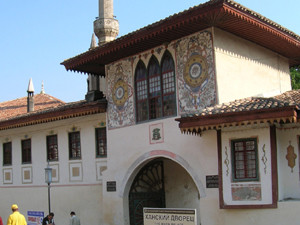 Теперь в Ханский дворец Крыма можно попасть через турникет