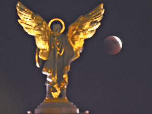 На Луну смотреть вредно, тем более во время затмения