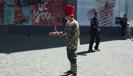 В Днепропетровске после терактов клоуны веселят детишек