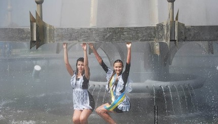 Выпускной в Луганске: дикие танцы в фонтанах