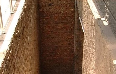 В центре Донецка многоэтажный дом уходит под землю